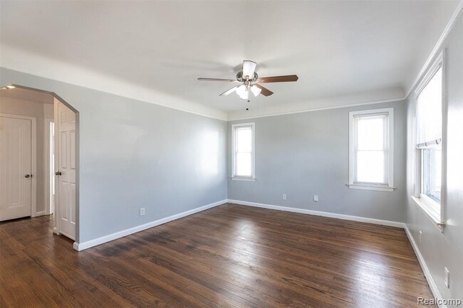 Building Photo - 613 Riverbank St