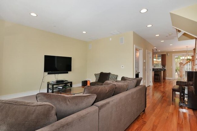 Foto del edificio - 8719 Churchill Rd