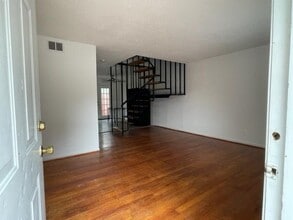 Building Photo - 3882 Parklane Dr