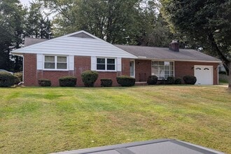 Building Photo - 1413 Cherokee Ln