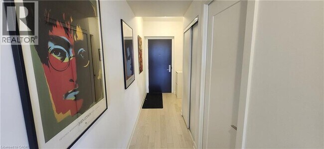 Building Photo - 330 Richmond St W