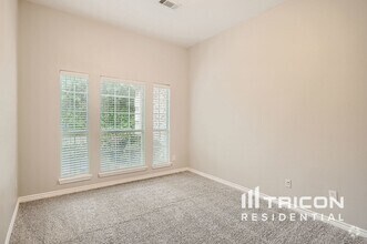 Building Photo - 2710 Hawthorne Dr