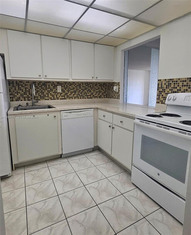 Building Photo - 1000 Parkview Dr