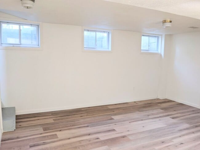Building Photo - Cozy Basement Retreat Awaits!