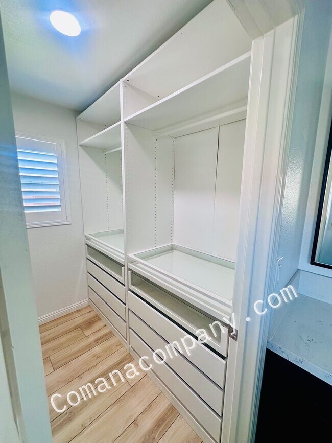 Foto del edificio - Beautiful 4-Bedroom Home with Private Saltwater Pool in Chula Vista