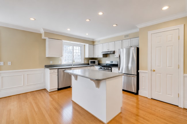 Building Photo - 715 Leister Dr