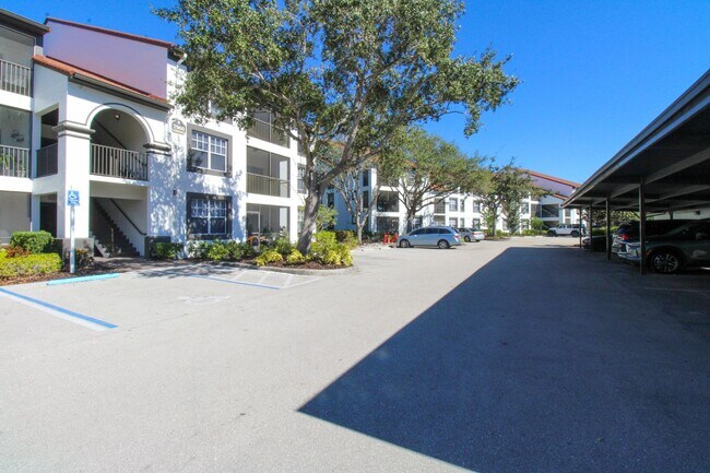 Foto del edificio - **RARELY AVAILIBLE 3 BED/2 BATH CONDO**FAIRWAY PRESERVE **NORTH NAPLES - GATED -***NEW FLOORS THR...