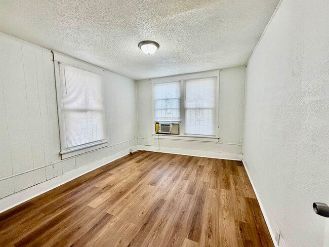 Photo - 1075 Kney St House