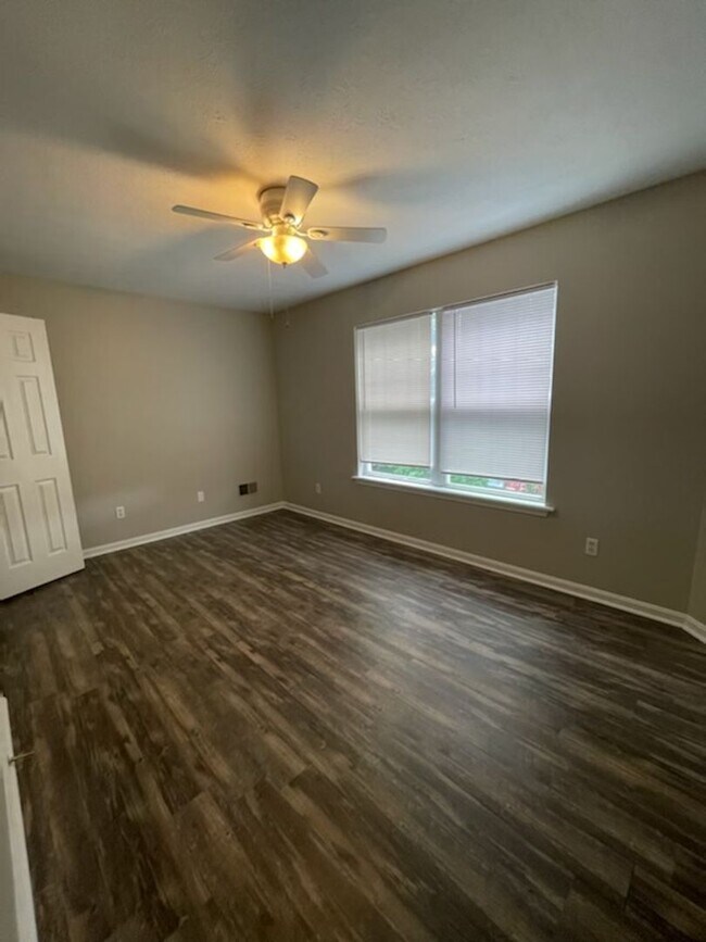 Building Photo - 3 bedroom and 2 bath home with an unfinish...