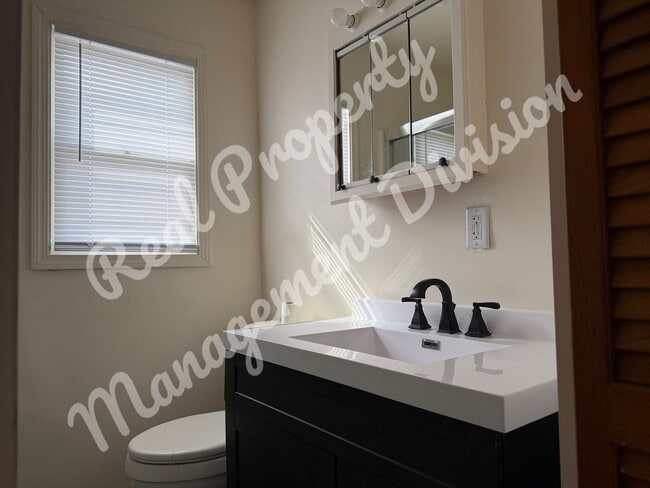 Building Photo - 2 Bed / 1 Bath + Office | Fenced Yard | 2-Car Garage | Quiet Street