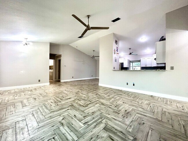 Foto del edificio - You will LOVE the beauty of this newly remodeled 3/2/2 pool home!