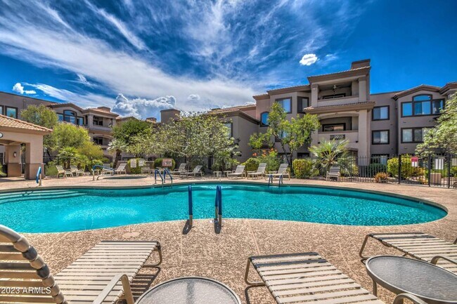 Piscina - 14000 N 94th St