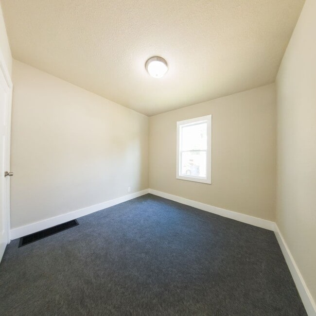 Building Photo - Gorgeous 4 Bedroom 1 Bath Home - Pyramid P...