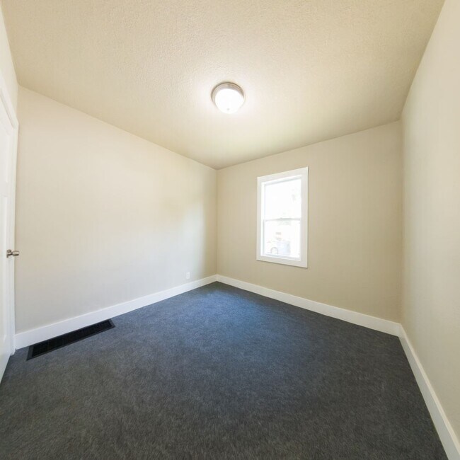 Foto del edificio - Gorgeous 4 Bedroom 1 Bath Home - Pyramid P...