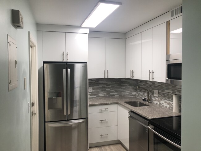 Kitchen, all stainless steel appli - 1950 N Andrews Ave