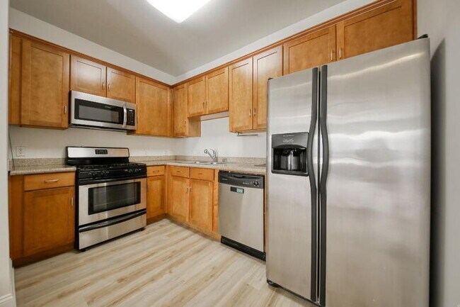 Building Photo - 6938 Laurel Canyon Blvd