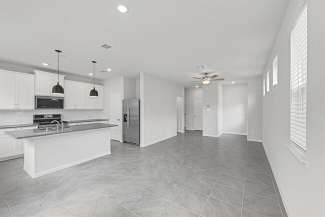 Building Photo - 1528 Lakeline Oak Dr