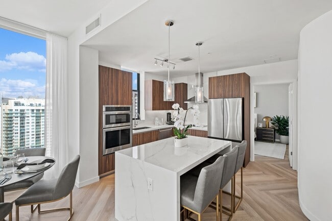 Building Photo - Veneto Las Olas