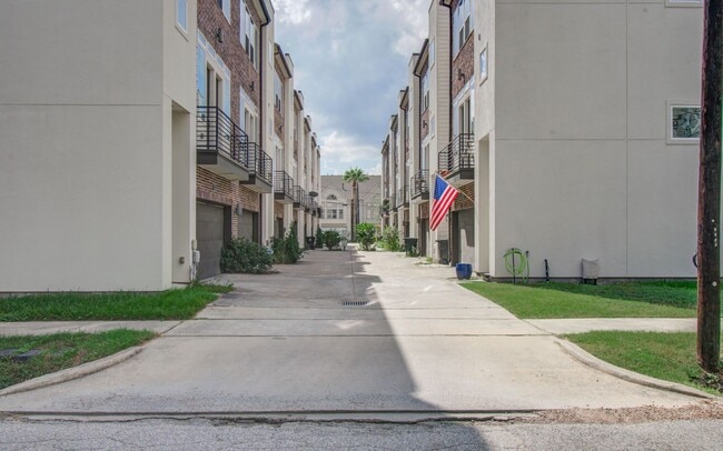 Building Photo - Beautiful 3-story House In the Heart of Ho...