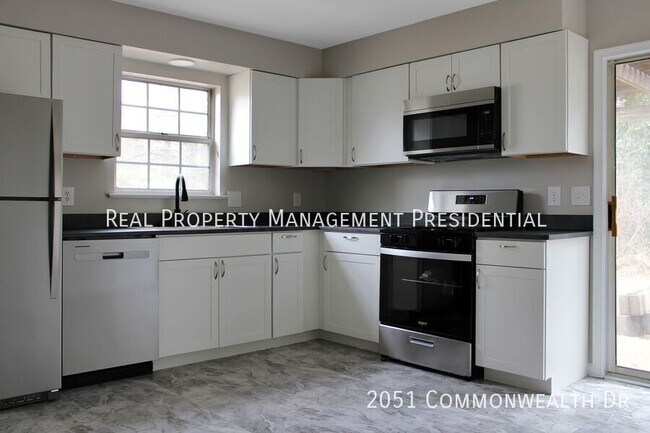 Foto del edificio - 2051 Commonwealth Dr