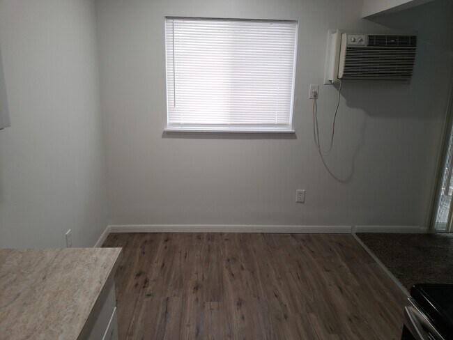 Dining room - 2009 W Holmes Rd