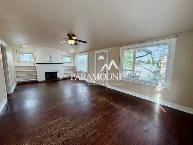 Building Photo - 3 Bedroom with Detached Garage and Office!