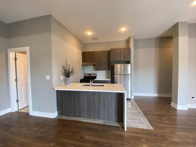 Building Photo - 5911 N Northwest Hwy