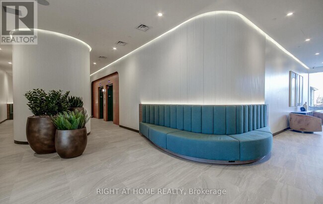 Building Photo - 689 The Queensway