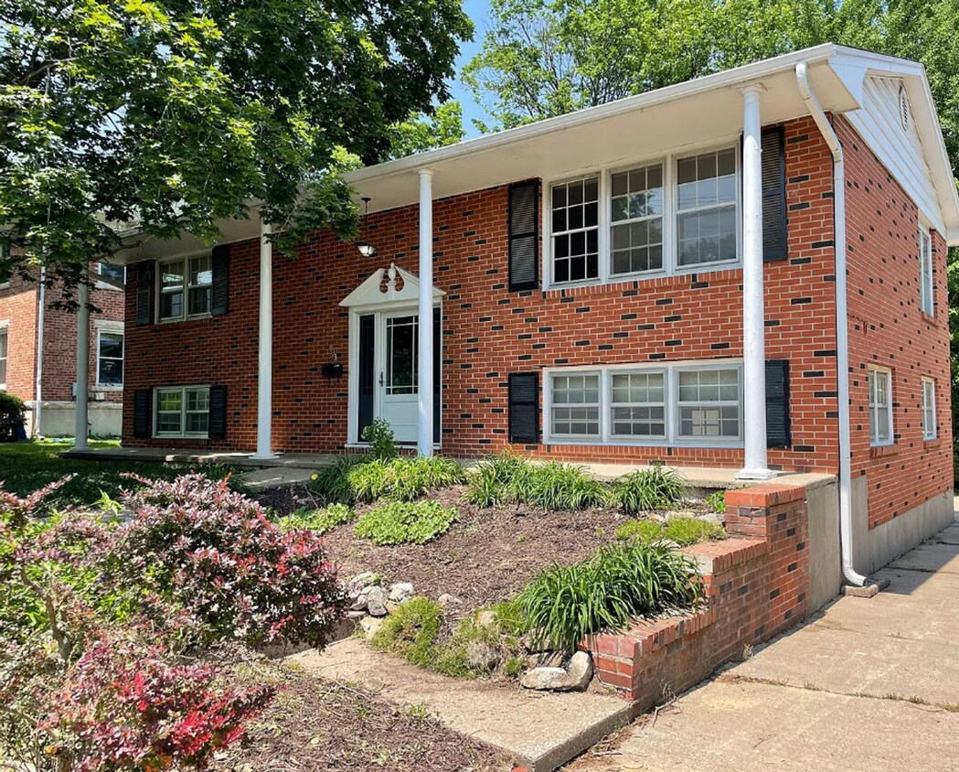 Foto principal - 3 Bed 2.5 Bath Brick Home