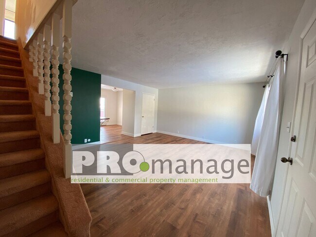Foto del edificio - Three bed, one and a half bath townhouse in Idaho Falls