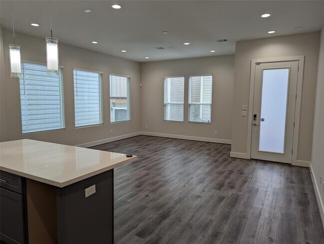Foto del edificio - 3344 Pinemont Dr