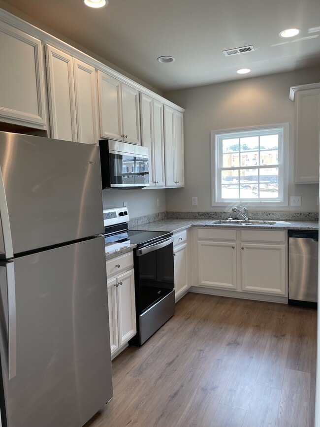 Building Photo - 809 Holland Loop