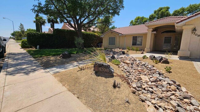 Building Photo - Updated and Pet Friendly Three Bedroom Home