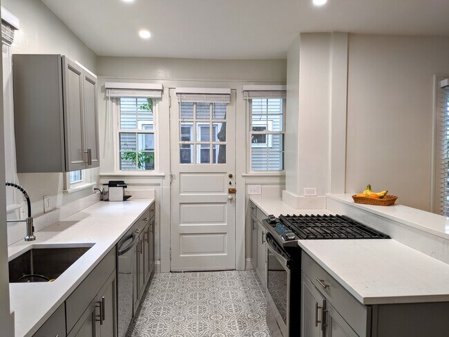 Building Photo - 2387 Woodmere Dr