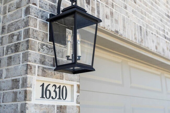 Foto del edificio - 16310 Rock Hollow Bend Ln