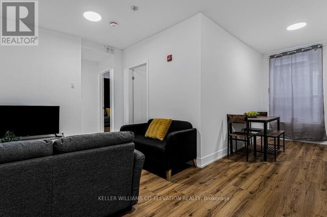 Building Photo - 610 King St E