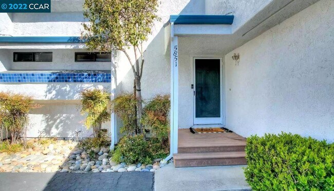 Building Photo - 5851 Yawl St