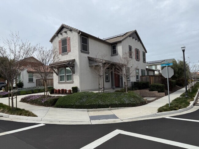 Foto del edificio - Beautiful 4 Bedroom, 3 Bath Home with Solar in Highly Desired Tracy Hills Community