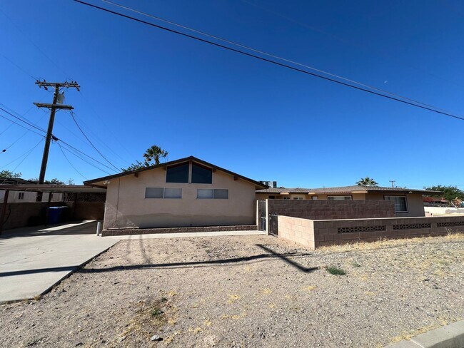 Building Photo - Spacious 4 Bedroom 2 Bathroom House Locate...