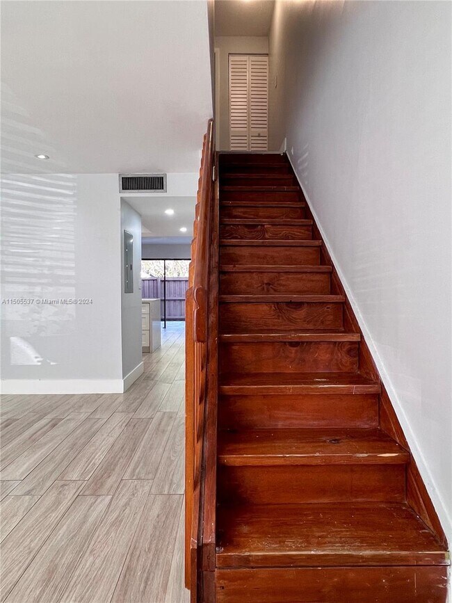 Building Photo - 10037 SW 77th Ct