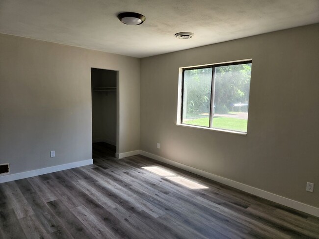Building Photo - 1320 Riverside Dr