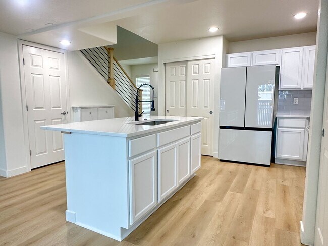 Foto del edificio - Beautifully Updated Townhome Near DIA