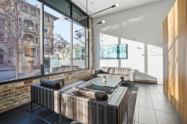 Foto del edificio - Secure 1 bed 1 bath with covered parking & free internet!!