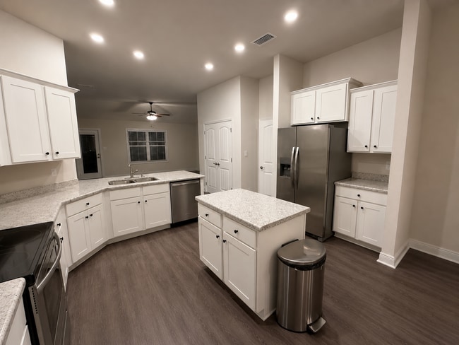 Building Photo - 23257 Ridgewood Dr