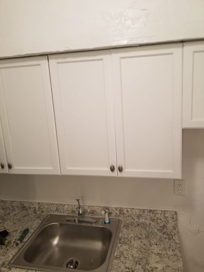 Fotografía del edificio - 7043 NW 6th Ct