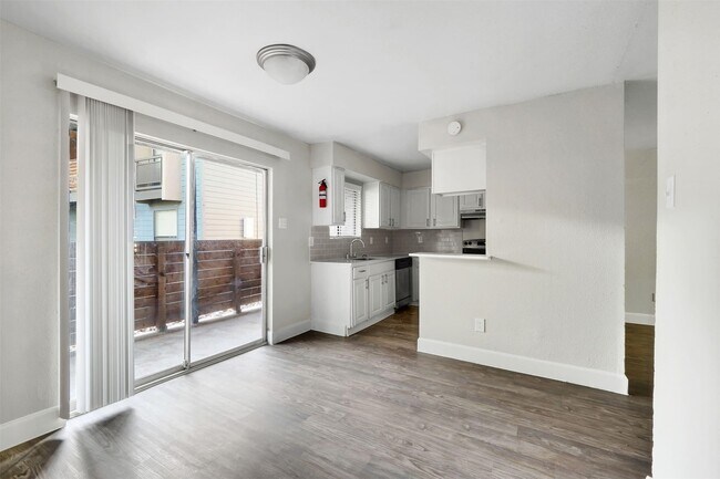 Foto del edificio - Make a Cool Move This Summer – Up to 2 Mon...