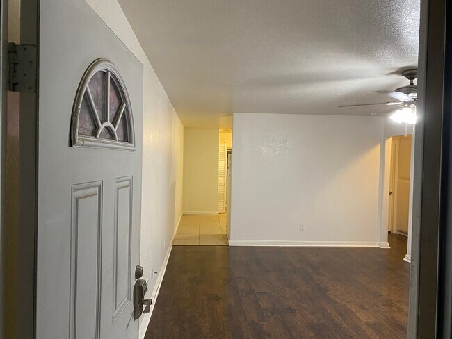 Fotografía del edificio - 219 Turf Dr