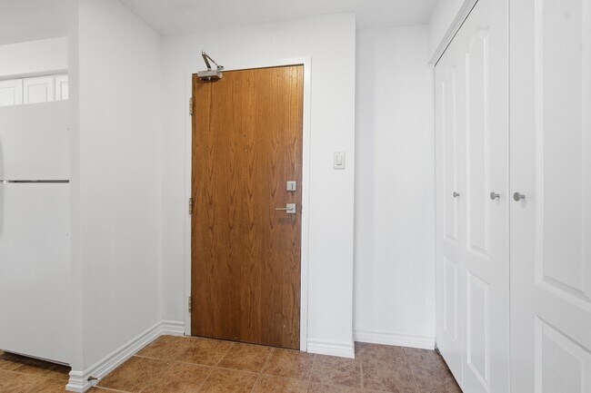 Building Photo - Available NOW | Top Floor Condo Living with Stunning North-Facing Views