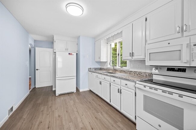 Kitchen - 1325 Avon Blvd