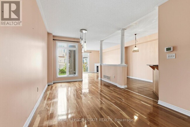 Photo du bâtiment - 8 Venture Ave